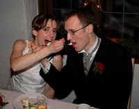 Ulf och Charlotta äter bröllopstårta