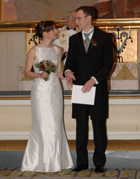Ulf och Charlotta vid altaret