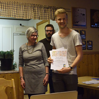 Jonas med diplom